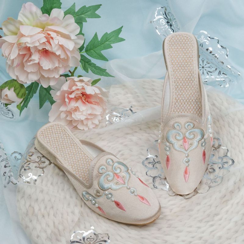 Baotou Sandalen Zomer Satijn Huis Slippers Lage Hakken Vrouwen Zachte Zolen Borduren Trouwschoenen Met Cheongsam