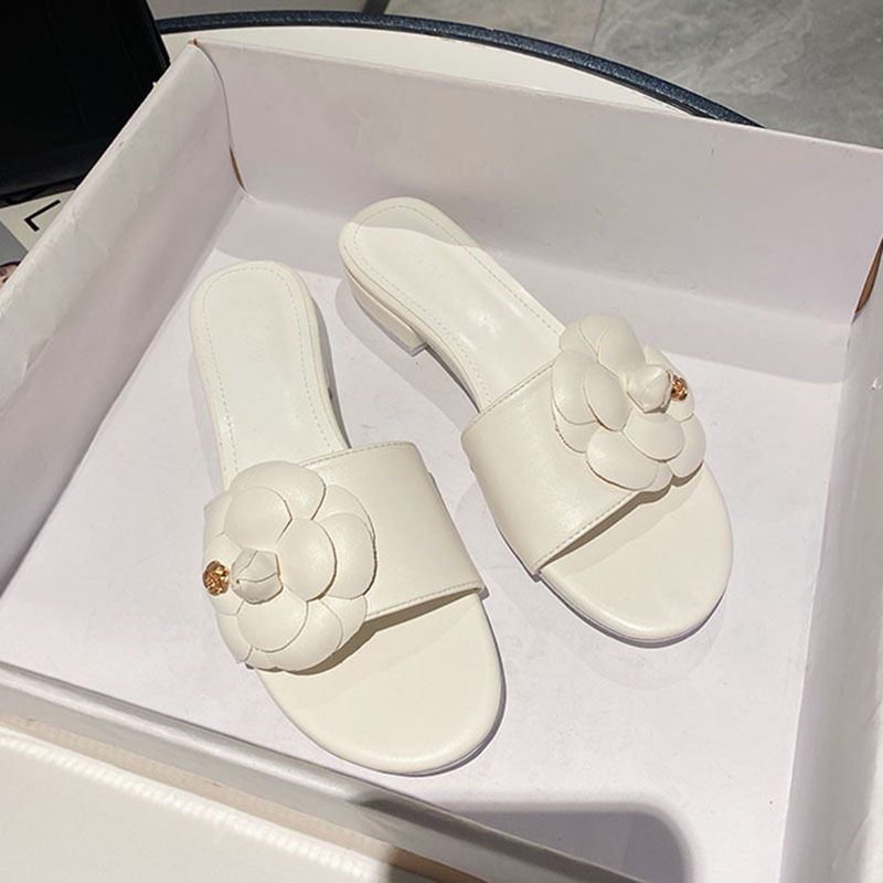 2024 Nieuwe Camellia Slippers Vrouwen Platte Een Woord Sandalen Mode Strand Hak Schoenen