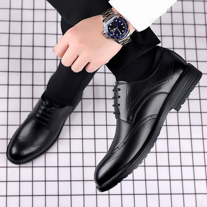 Mannen Herfst Business Casual Schoenen Brogue Gesneden Koeienhuid Formele Kleding Ronde Neus Lace-up Ademende Herenschoenen