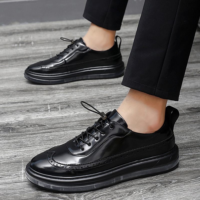 Trendy Binnenverhogende Schoenen Business Casual Geklede Heren Glanzend Lakleer Luchtkussen Brogue