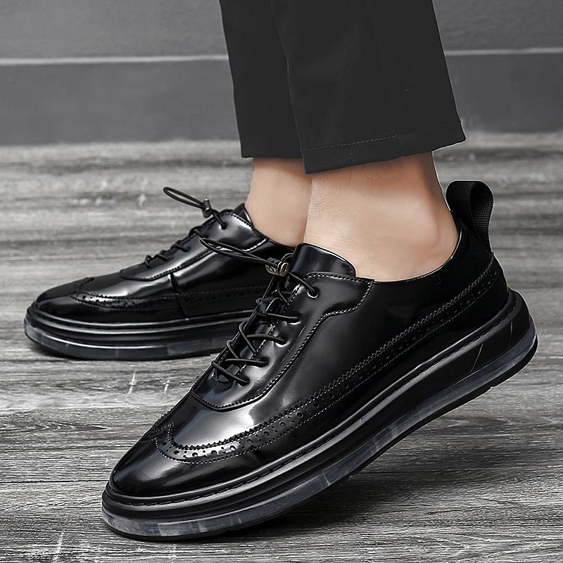 Trendy Binnenverhogende Schoenen Business Casual Geklede Heren Glanzend Lakleer Luchtkussen Brogue