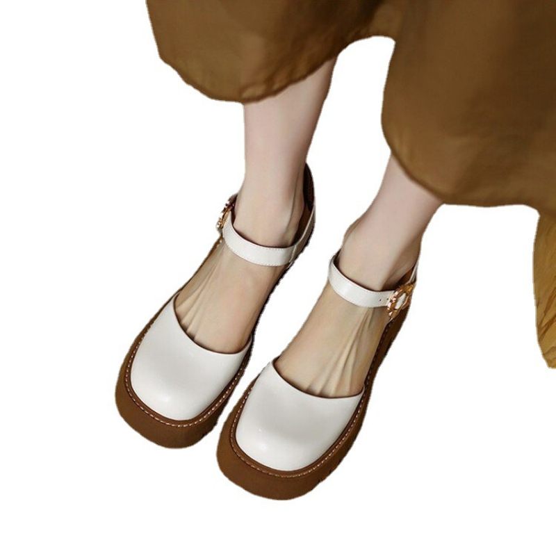 2024 Zomer Nieuwe Dikke Zolen Baotou Holle Sandalen Vrouwen Hakken Biscuit Bodem Beige Lakleer Platte Schoenen